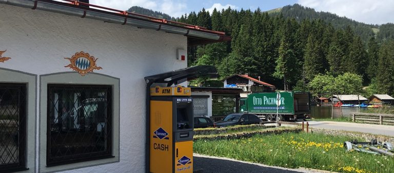 Abbildung - Geldautomat von Euronet am Spitzingsee sichert Bargeldversorgung der Ortschaft