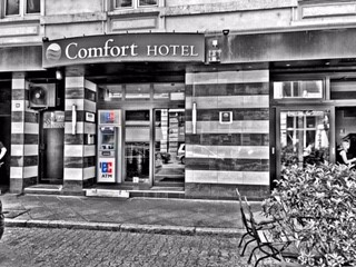 Abbildung - Euronet Geldautomat steht vor dem Comfort Hotel Frankfurt a. Main