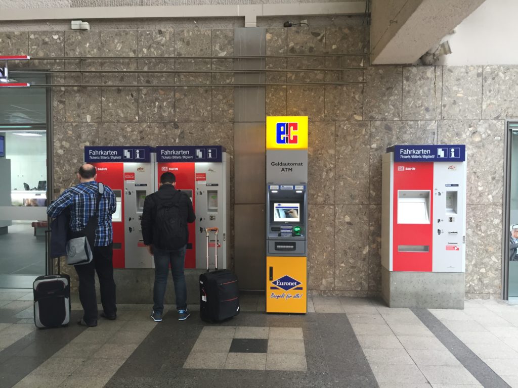 Abbildung - Euronet Geldautomat im Hauptbahnhof in Karlsruhe, zwischen den Fahrkartenautomaten