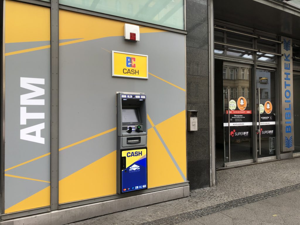 Abbildung - Euronet Geldautomat vor den Neukölln-Arcaden Berlin