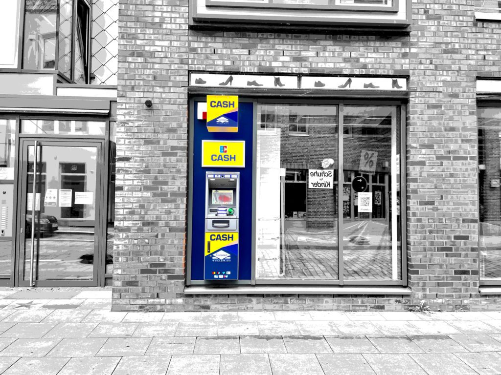 Abbildung - Euronet Geldautomat im Schaufenster eines Schuhgeschäftes aufgestellt, Hamburg