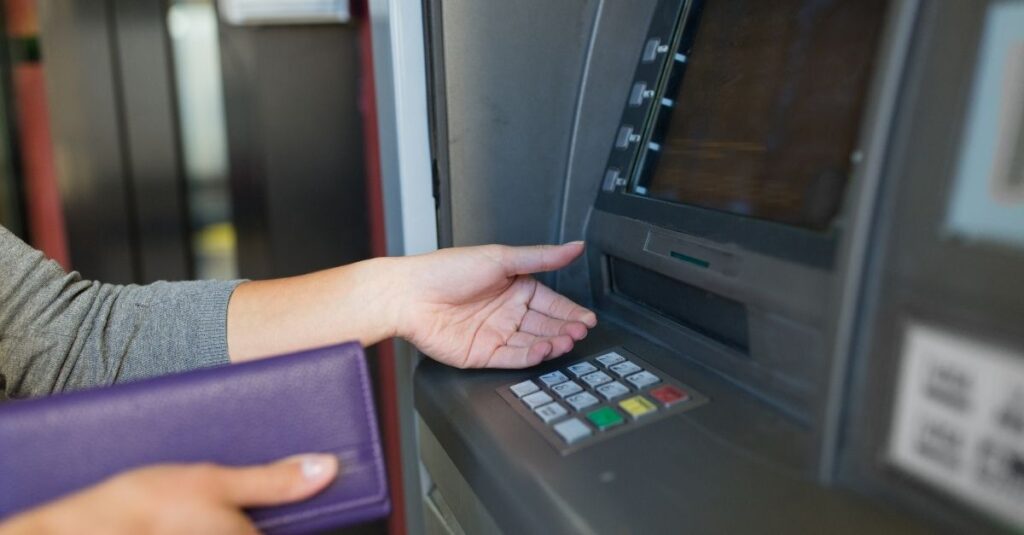 Abbildung - Geldautomat bei der Geldausgabe